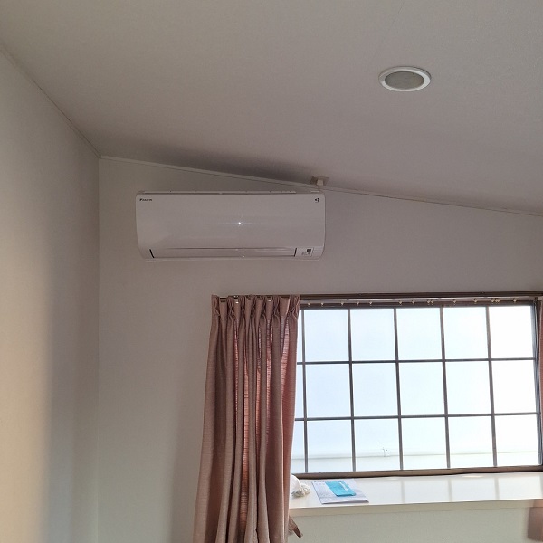 神奈川県川崎市・戸建て2階の子供部屋にエアコンの新規設置 (1)